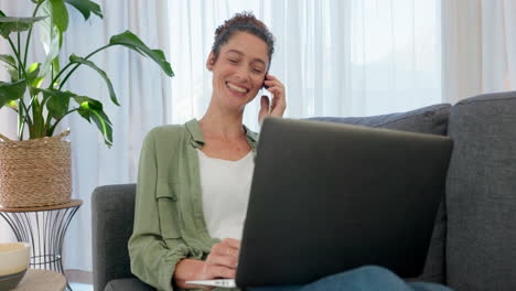 relajarse, llamada telefónica y portátil con la mujer en el sofá