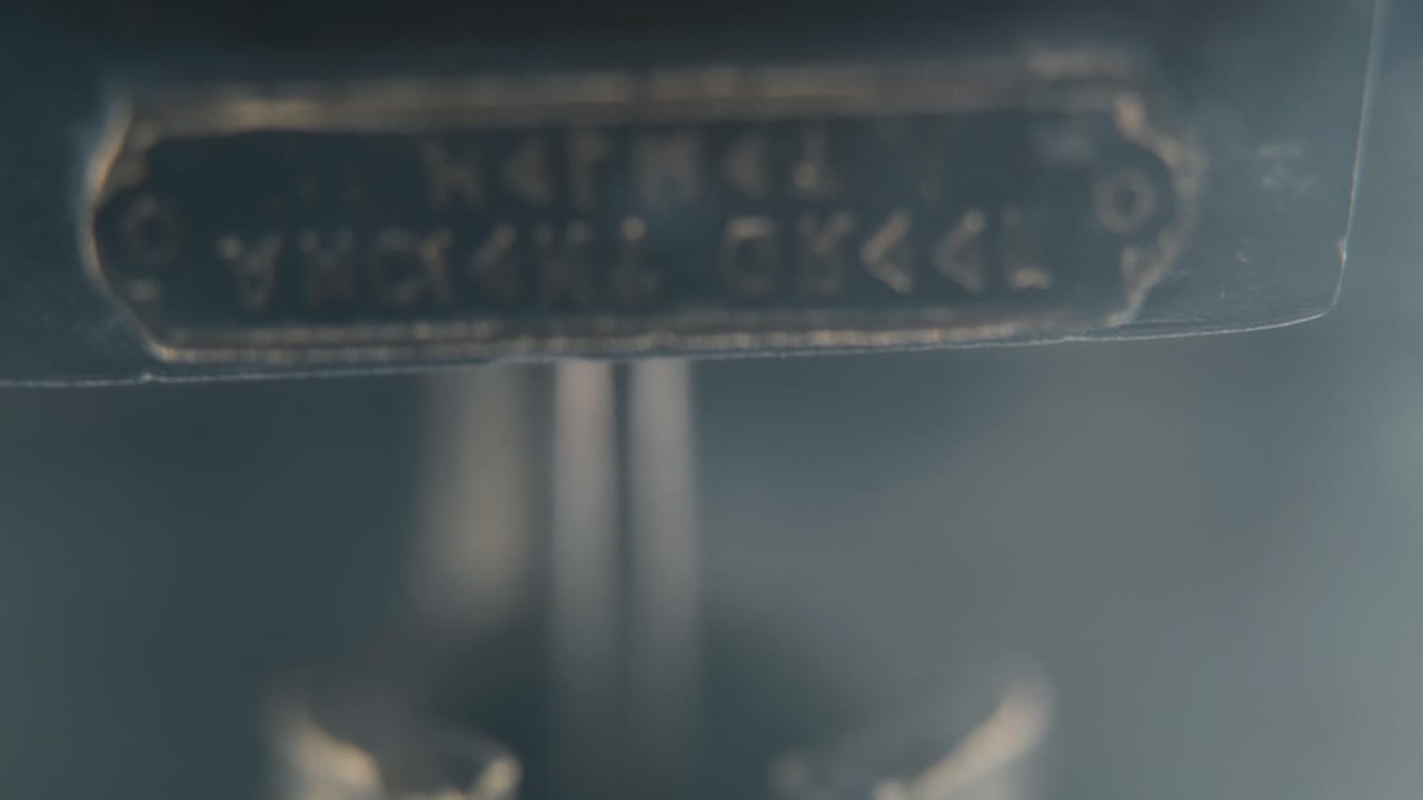 클로즈업 (macro close-up) 은 고대 그리스의 전사 헬을 찍은 사진으로, 360도 회전하는 스탠드, 스튜디오 조명, 4k의 부드러운 움직임으로 촬영되었다.