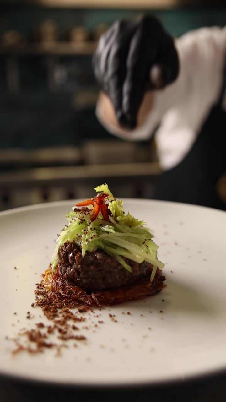 En gourmetret bliver tilberedt og anrettet