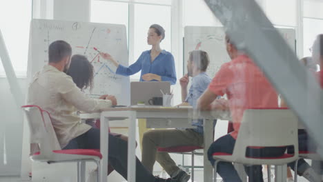 Durch-Glas-Leute-Hören-Chef-Büro.-Trainerin-Präsentiert-Projekt