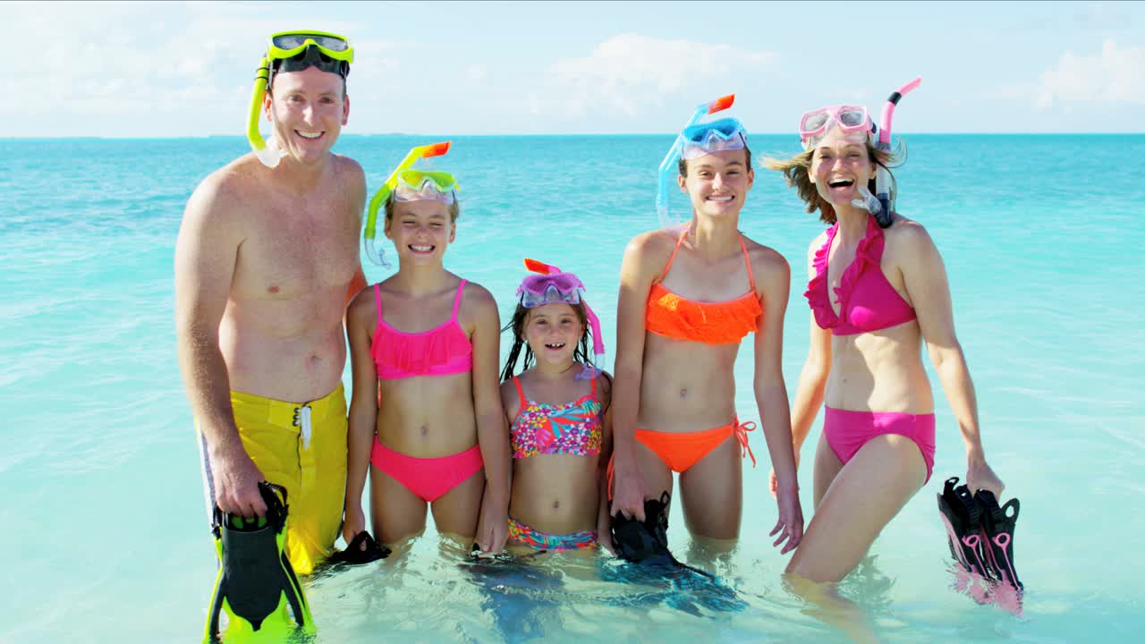 스노클링 을 즐기는 백인 부모 와 딸 들 의 초상화