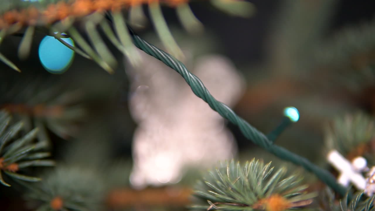 абстракция украшенной рождественской ели со световыми гирляндами в дневное время