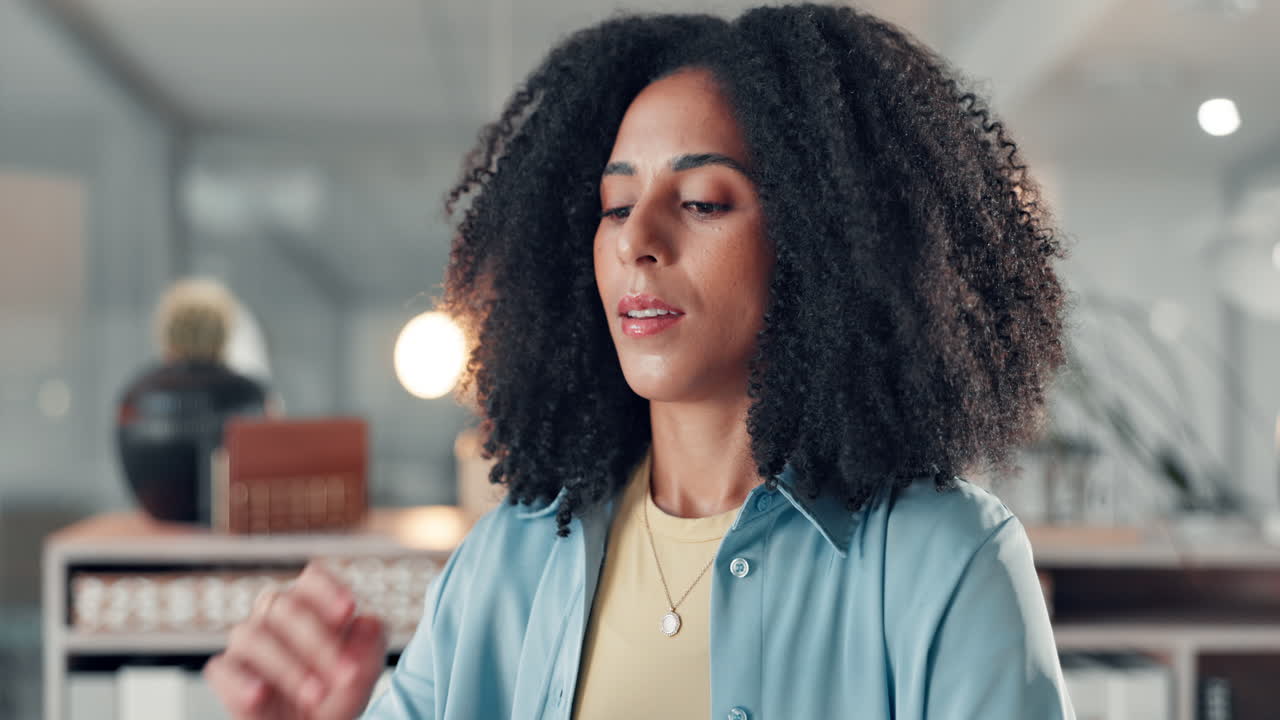 Mulher com cabelo cacheado no escritório