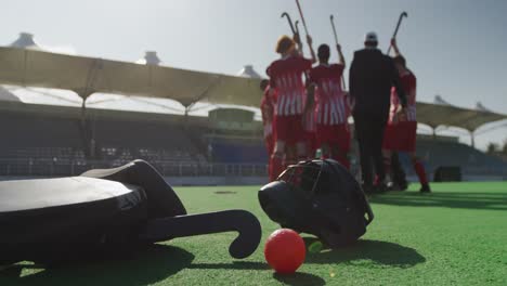 jugadores de hockey preparándose antes de un juego