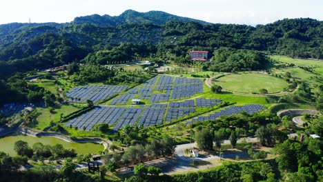 Asombrosa-Vista-Aérea-De-La-Luz-Del-Sol-De-Los-Paneles-Solares-Se-Paran-En-Fila-En-Los-Campos-Energía-Verde-Paisaje-Energía-Eléctrica-Ecología-Innovación-Naturaleza-Medio-Ambiente-Cámara-Lenta