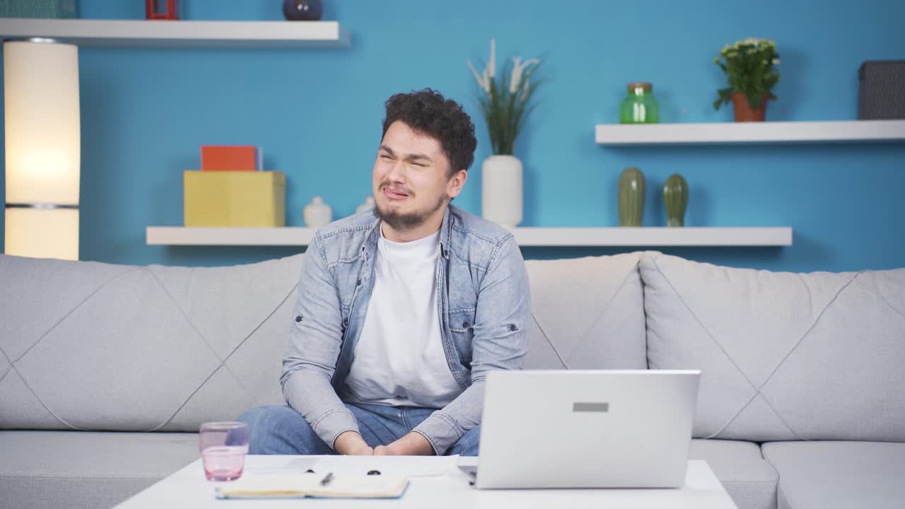 un hombre con un cambio de humor.