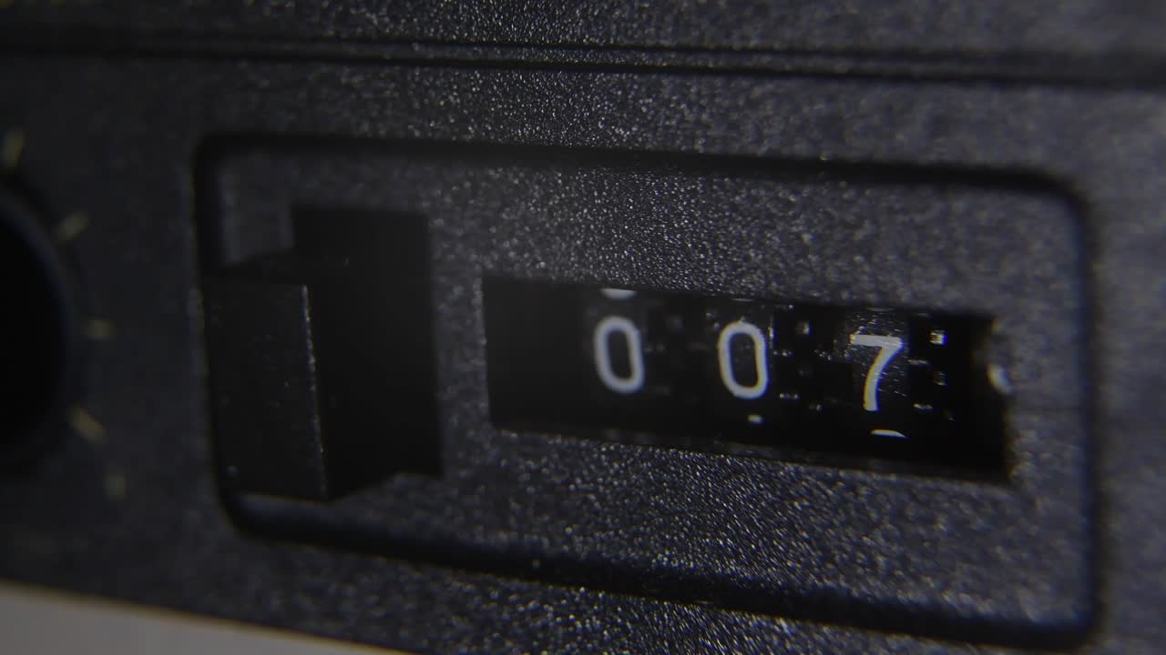 el contador de cinta gira hacia adelante rápido