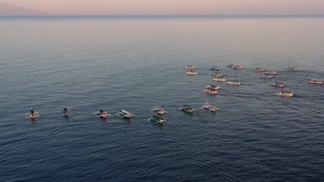 Antena-De-Turismo-De-Masas-Con-Muchos-Barcos-Turísticos-Navegando-En-La-Gira-Oceánica-Al-Amanecer-En-Lovina-Bali-Indonesia