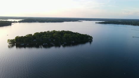 aerial-video-of-lonely-island-found-in-Lake-Minnetonka,-Minnesota-during-summer-time