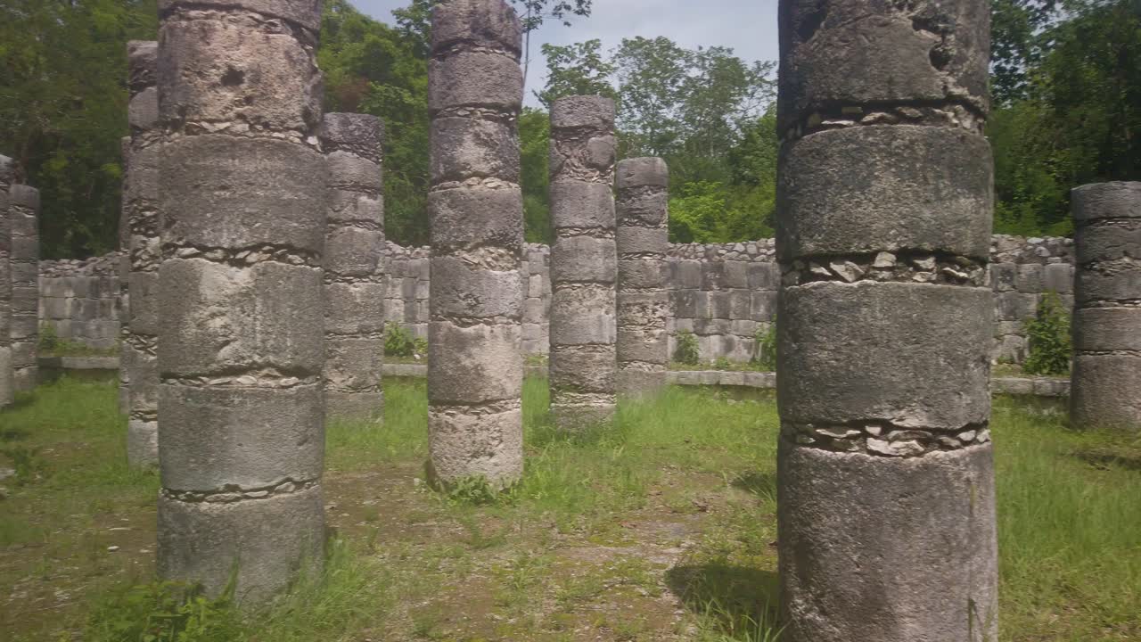 Ripresa panoramica ravvicinata con gimbal della Corte delle Mille Colonne a Chichen Itza nello Yucatan, Messico. 4K