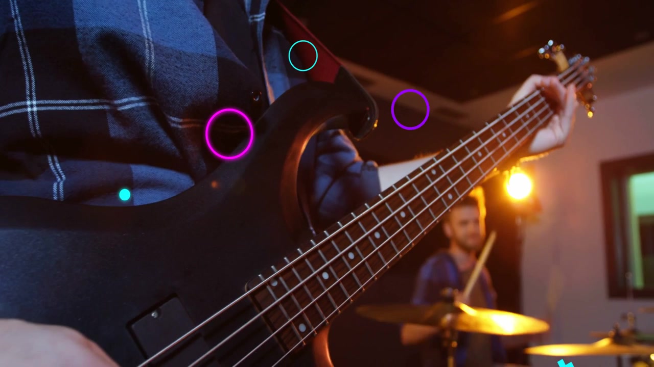 Close-up de um Músico Tocando Contrabaixo em Estúdio