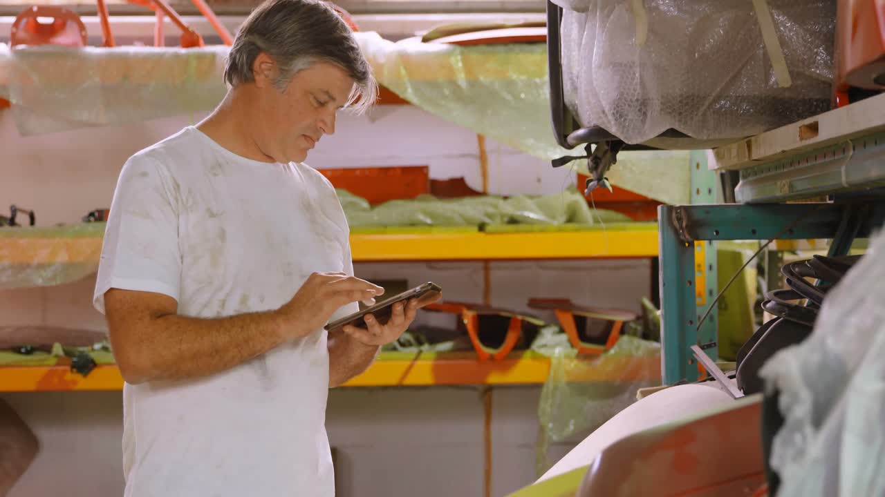 mecánico masculino usando una tableta digital 4k