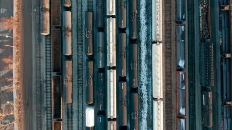 disparo aéreo de trenes estacionados en el patio del tren