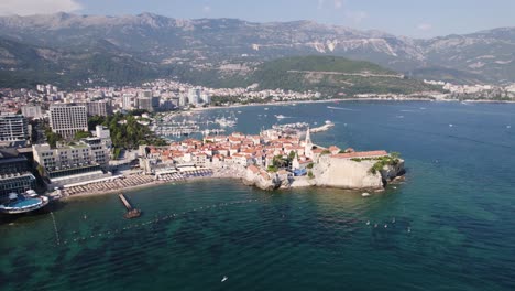 aerial de budva: playa de richard's head, iglesia de santa maría, montenegro