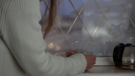 Mujer-Bebiendo-Una-Taza-De-Café-Recién-Hecho-En-La-Ventana-De-Tiro-Medio