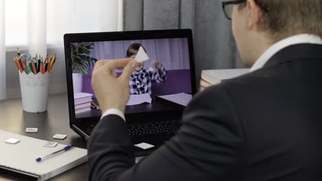 el maestro hace una llamada de video en la computadora portátil con los niños del alumno. educación a distancia