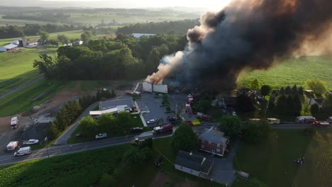 Dramatic-scene-of-ongoing-building-fire,-enormous-smoke-pillar