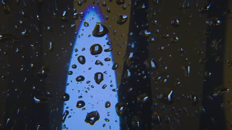noche de ventana de lluvia anamórfica