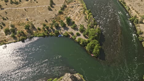 Deschutes-River-Oregon-Luftaufnahme-V82-Vogelperspektive-Drohnenüberflug-Deschutes-River-Erfasst-Die-Naturlandschaft-Des-Campingplatzes-Davidson-Flats-Im-Sommer-Von-Oben-–-Aufgenommen-Mit-Mavic-3-Cine-–-August-2022