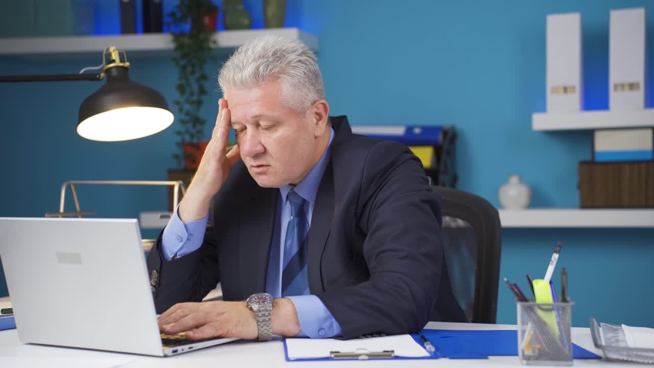 노트북을 사용하는 스트레스를 받은 사업가