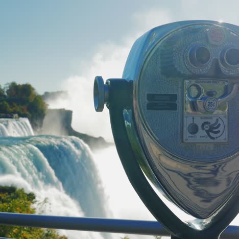 Binoculars-at-the-Niagara-waterway