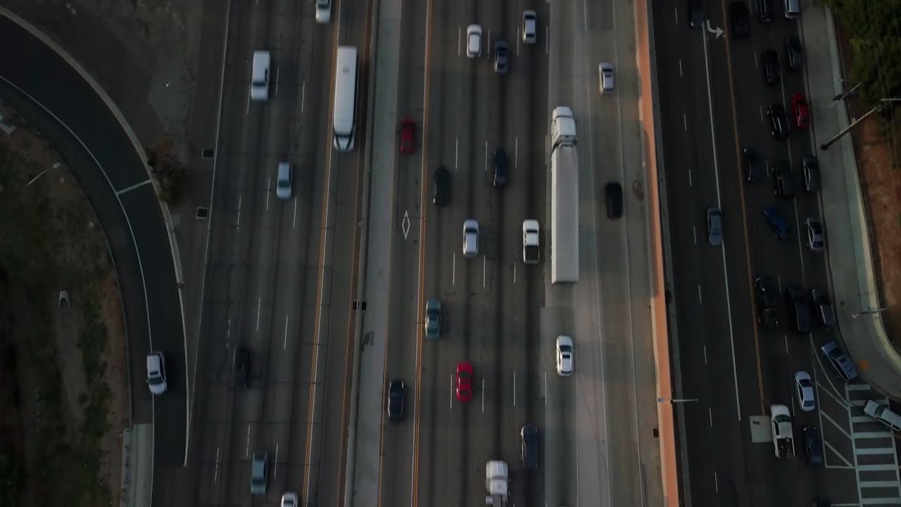 출퇴근 시간 동안 서쪽 로스앤젤레스 고속도로의 교통 패턴을 역으로 기울이는 공중 촬영