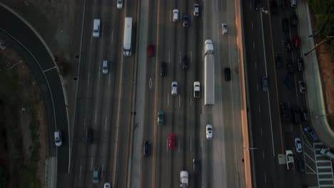 Toma-Aérea-De-Inclinación-Inversa-De-Patrones-De-Tráfico-En-La-Autopista-En-El-Oeste-De-Los-ángeles-Durante-La-Hora-Pico