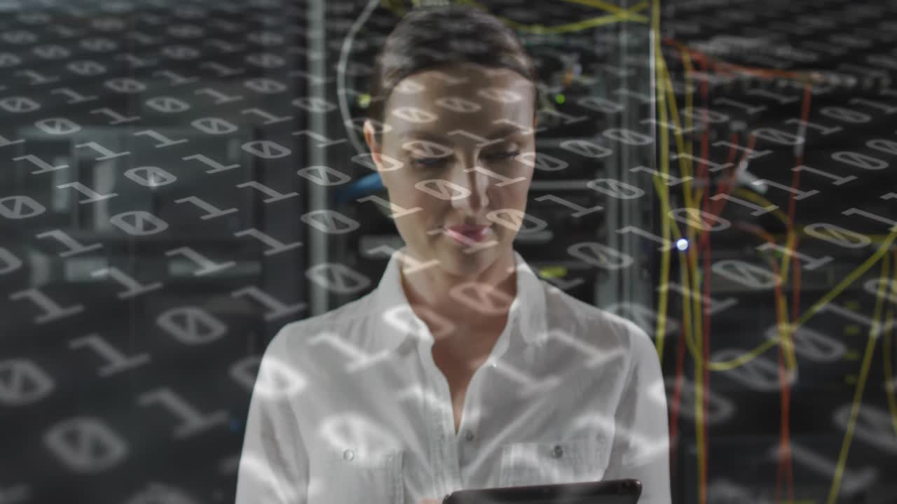 animación de codificación binaria sobre ingeniera informática caucásica con tabletas que comprueban servidores de computadoras