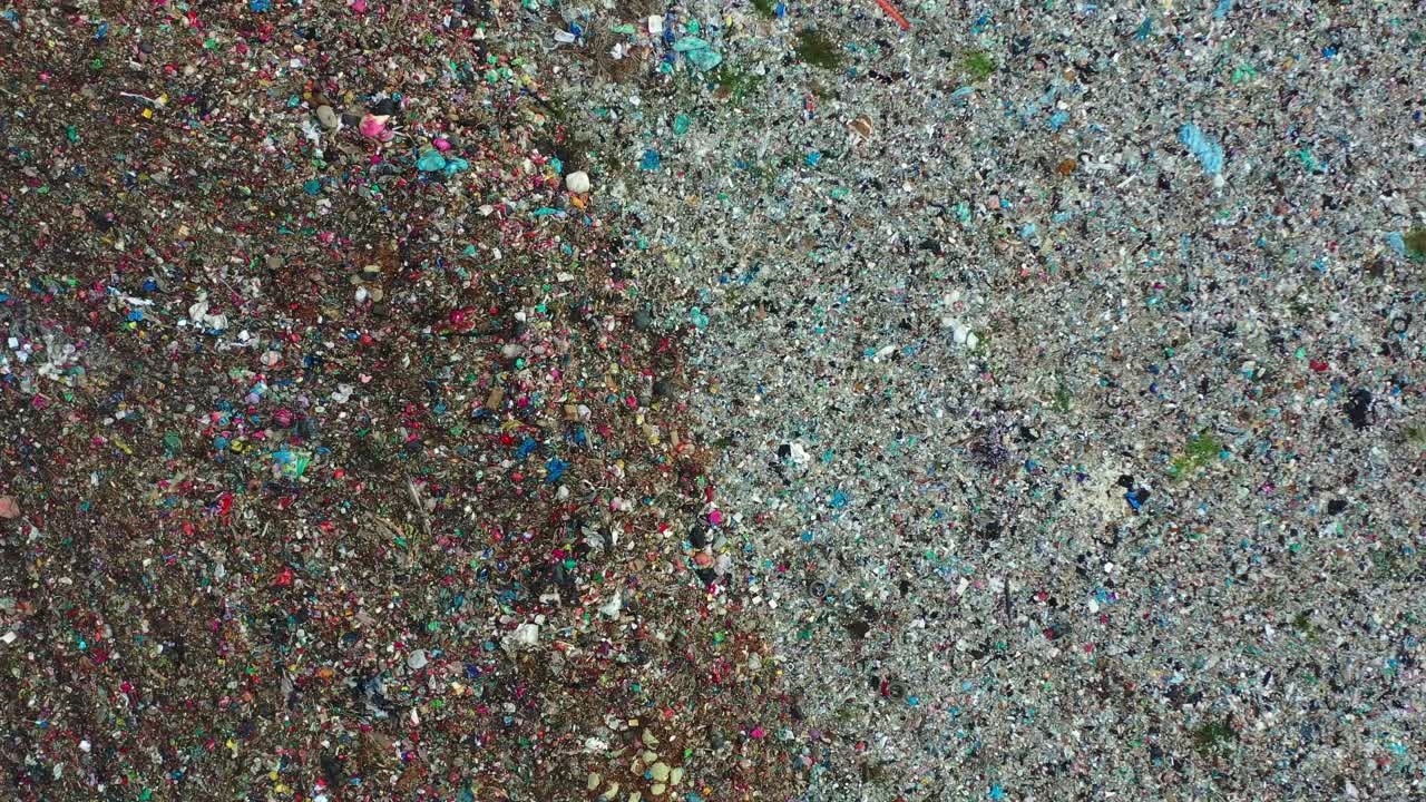 위에서 아래로 볼 때, 거대하고 분류되지 않은 쓰레기 더미가 있는 광활한 쓰레기 매립지는 환경 지속 가능성에 대한 우려와 지구 온난화와 기후 변화의 결과를 명확하게 보여줍니다.