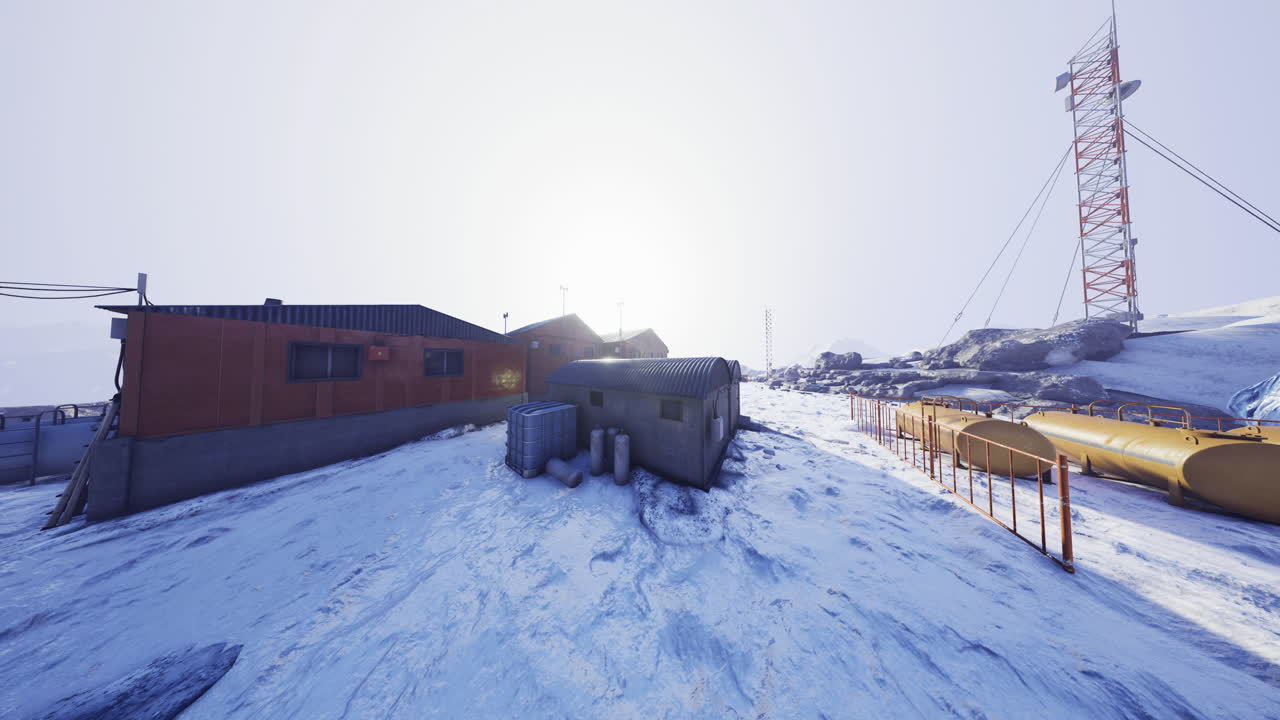 밝은 은 날 산 시설에서 눈 인 풍경