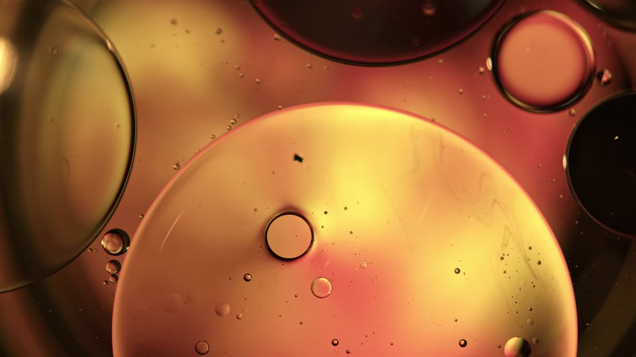 추상적인 다채로운 음식 기름 방울 거품과 구가 흐르고