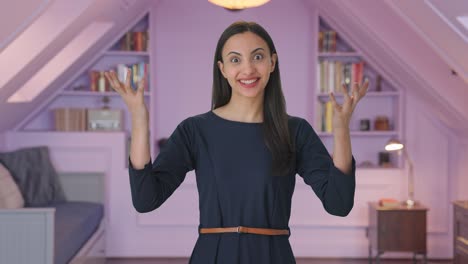 chica india feliz hablando con la cámara