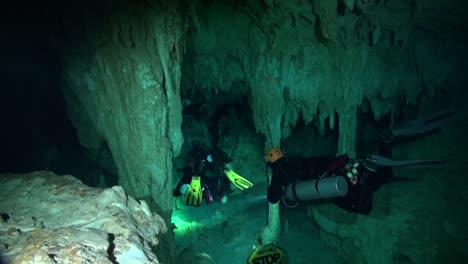 Cave-divers-enter-the-system