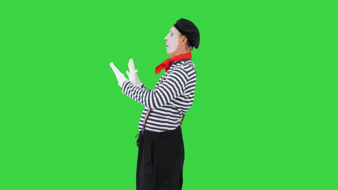 벽을 바라보며 문을 열고 녹색 스크린에서 멀리 걸어가는 미미