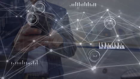 animación de la red de conexiones a través de un empresario caucásico que usa un teléfono inteligente