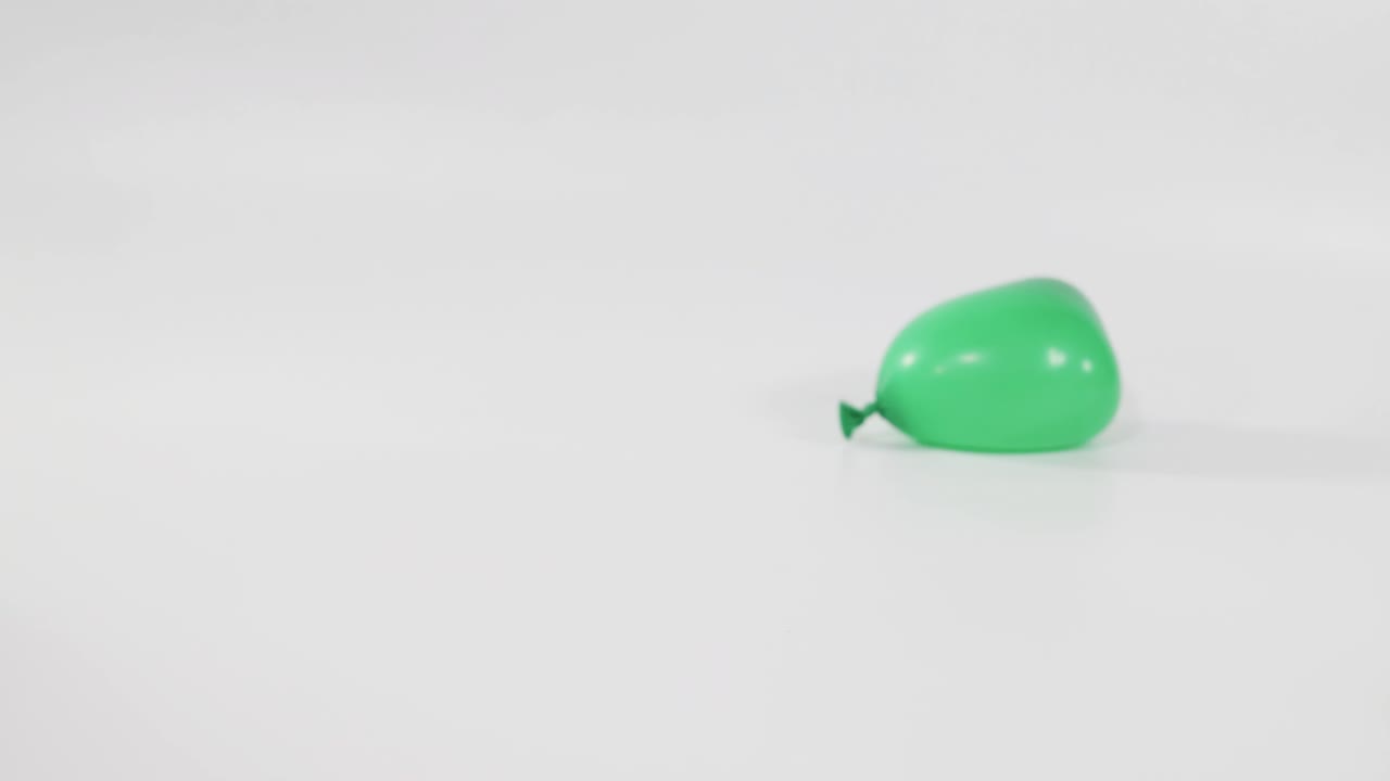 초록색 풍선이 떨어지고 바닥에 니다.