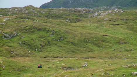 Eine-Aufnahme-Eines-Kleinbauern,-Der-Auf-Seinem-Quad-Fährt