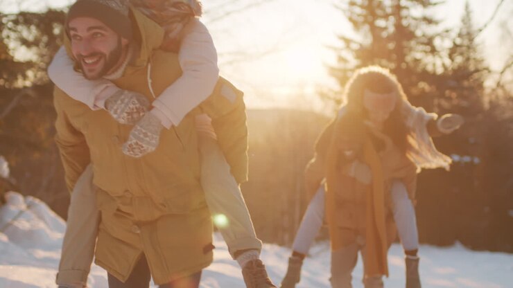 amici che si divertono nella neve
