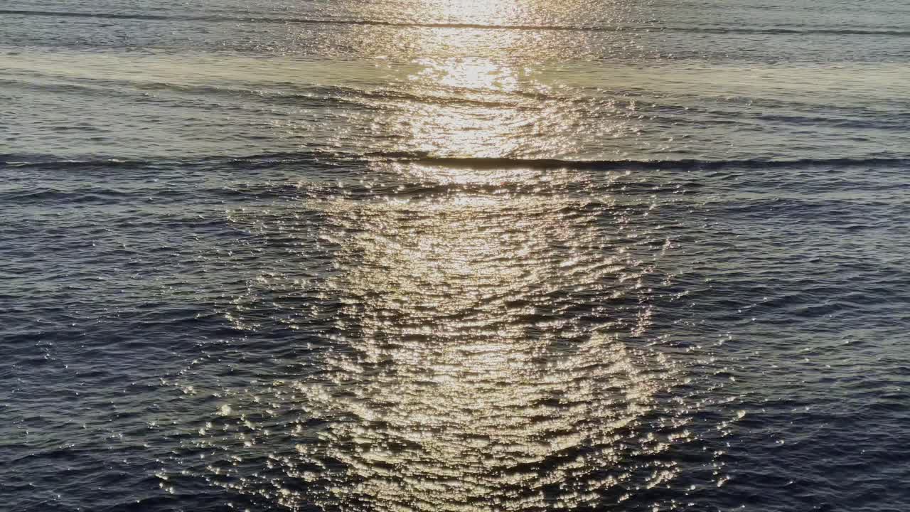 움직이는 보트에서 바다에 대한 태양 반사