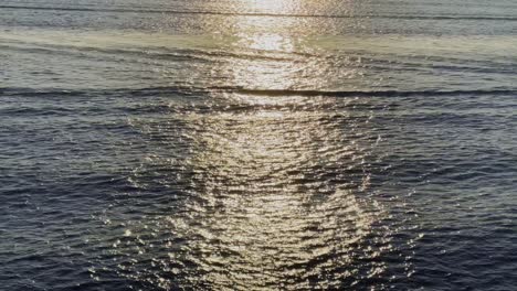 Reflejos-Del-Sol-En-El-Mar-Desde-Un-Barco-En-Movimiento