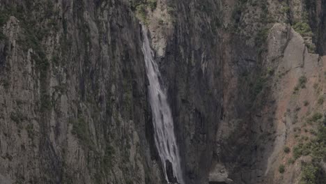 Hand-held-shot-of-Close-view-of-Wollomombi-Falls,-Oxley-Wild-Rivers-National-Park,-New-South-Wales,-Australia