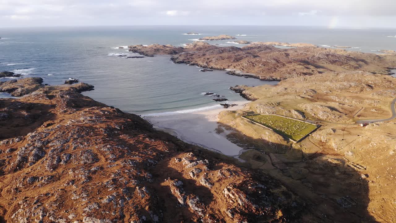 toma de drones de la casa de la edad de hierro en la playa de bosta en las islas hébridas exteriores de escocia