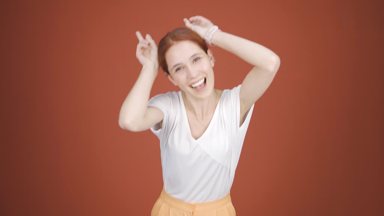 그 여자는 웃긴 방식으로 춤을 추고 있습니다.