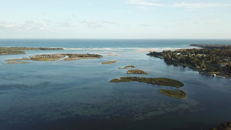 Riprese aeree sulle isole dell'insenatura di Mallacoota, nella Victoria orientale, Australia, dicembre 2020