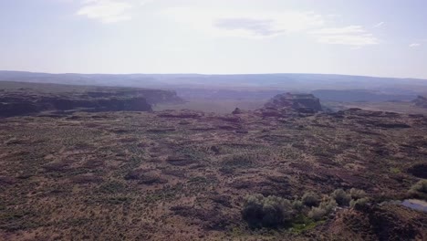 el aire desciende a los lagos quincy, el paisaje de scablands en los baches de coulee.