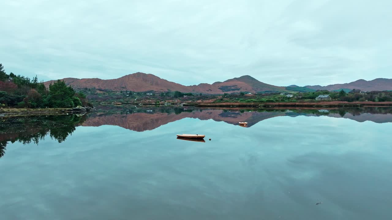 sobrevuelo de drones todavía río con barco y colores de otoño en las montañas sneem anillo de kerry irlanda belleza salvaje