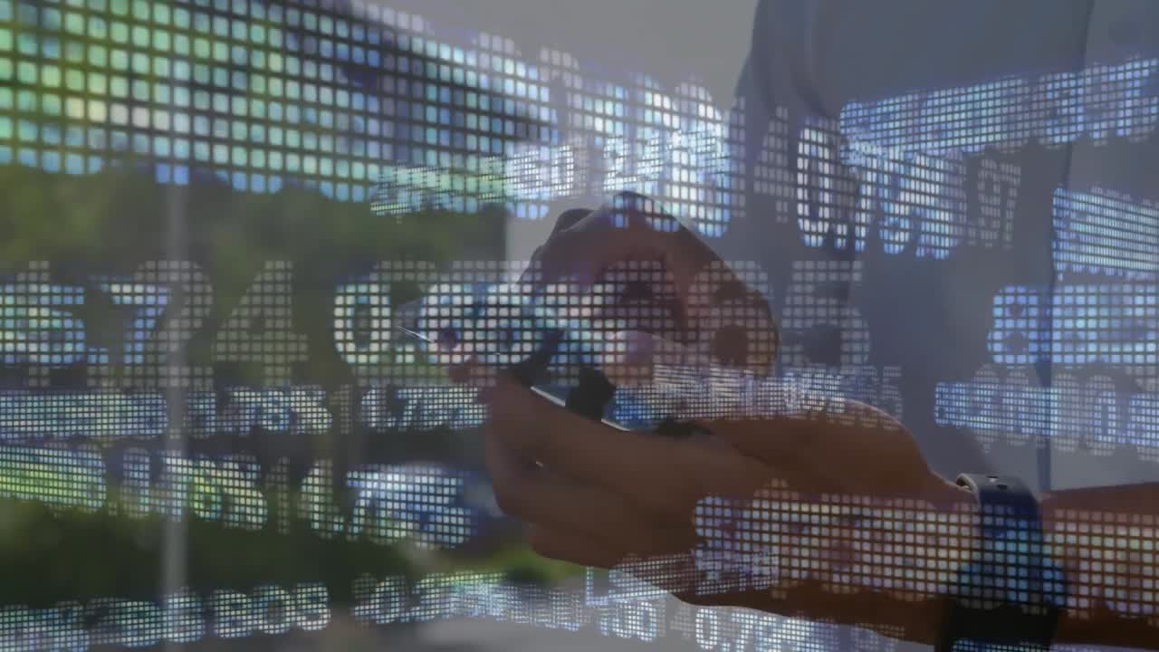Animação de processamento de dados financeiros sobre um homem caucasiano usando um smartphone