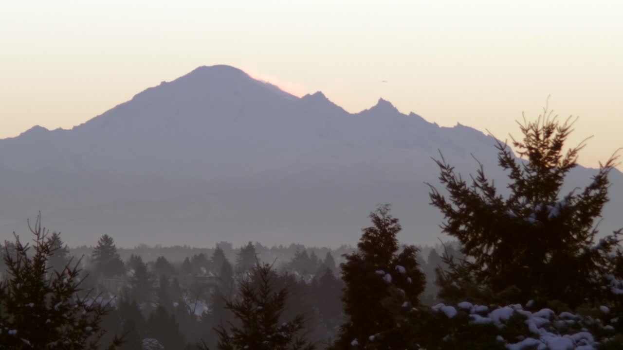 hermoso paisaje de mt baker durante la puesta de sol, pájaros volando