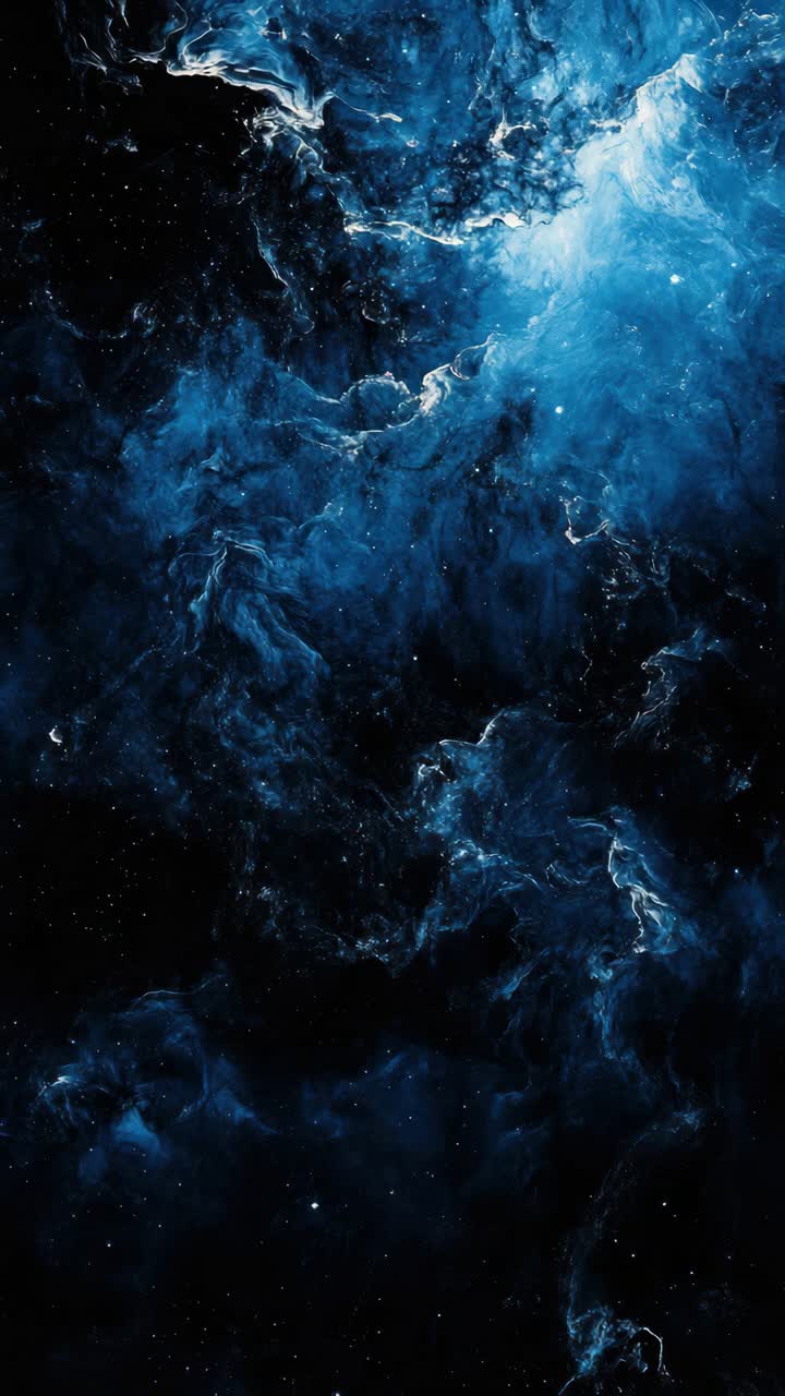 Una scena cosmica ipnotica in tonalità blu intenso, catturata da un angolo zenitale, che ricorda una nebulosa