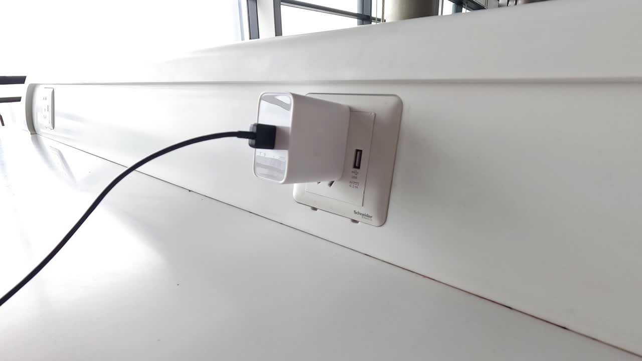 pasos secuenciales de conexión de un cable a un enchufe